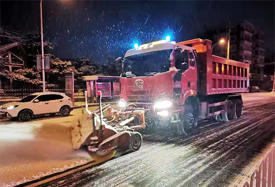 03【吉林供稿】延吉市1600余名环卫工人上路清雪 保道路畅通