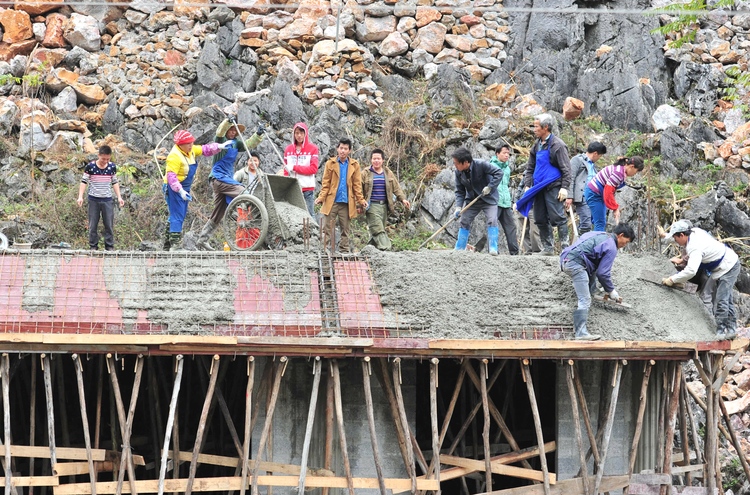 广西河池：大化千山万弄间 新房拔地起