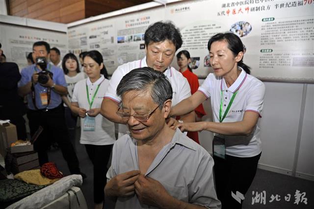 湖北"三伏贴"亮相国家博物馆 国医大师现场体验冬病夏治