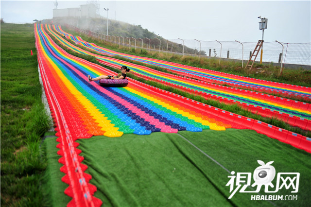 草原"滑场飞车" 体验速度与激情