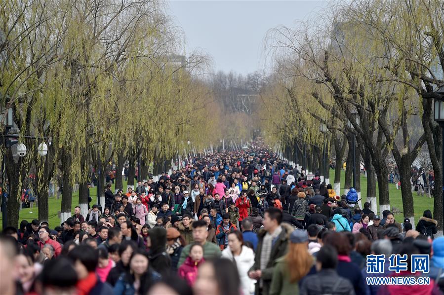 春节假期游西湖 人头攒动