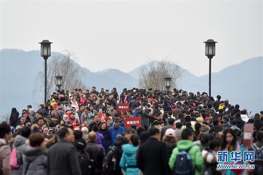 春节假期游西湖 人头攒动