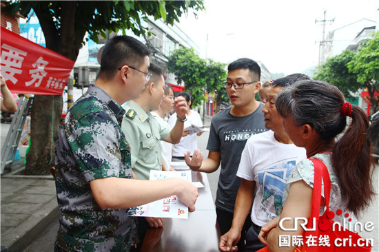 【区县联动】【万盛】重庆万盛青年镇：“摆摊”宣传讲解征兵政策【区县联动 列表】万盛青年镇：“摆摊”宣传讲解征兵政策