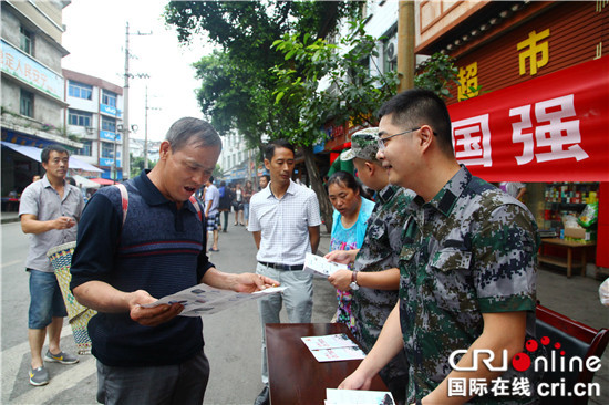 【区县联动】【万盛】重庆万盛青年镇：“摆摊”宣传讲解征兵政策【区县联动 列表】万盛青年镇：“摆摊”宣传讲解征兵政策