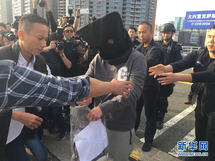 广东公安机关向香港警方移交一名重大杀人案嫌疑人