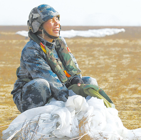 看过来！数千空降兵新兵首次大飞机跳伞