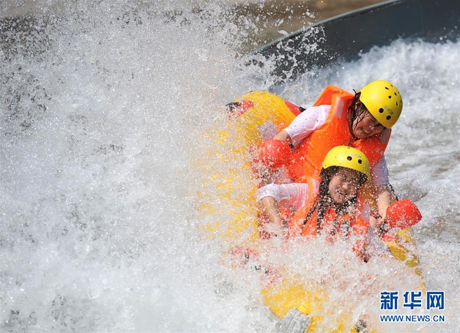 河北：高温天 戏水漂流享清凉