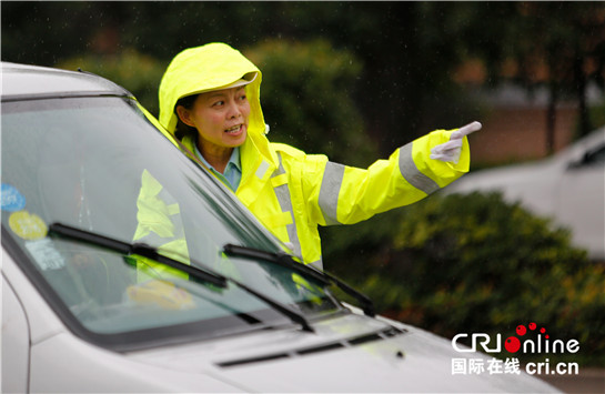 陕西渭南公安交警全力迎战强降雨 确保道路畅通