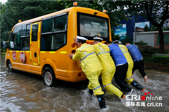 陕西渭南公安交警全力迎战强降雨 确保道路畅通