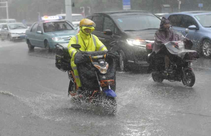 今晨 武汉暴雨如注