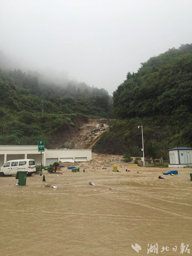 兴山县暴雨受灾严重 朝天吼漂流停漂