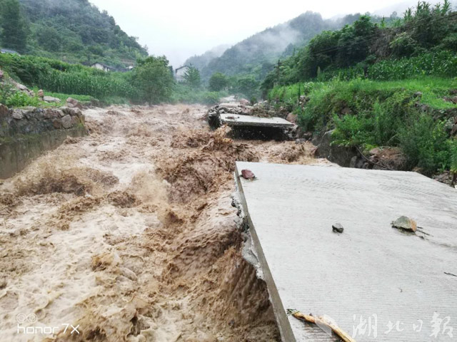 兴山县暴雨受灾严重 朝天吼漂流停漂