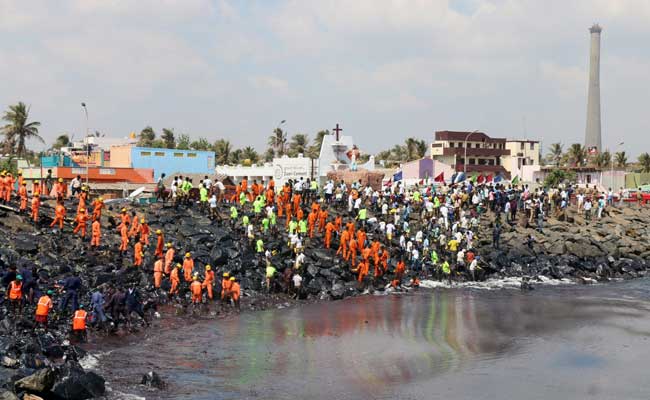 石油外泄污染海岸线  印度数百人用手清理油污（图）