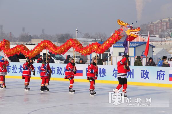 中俄两国冰球队在界江上进行第四次正面“交锋”