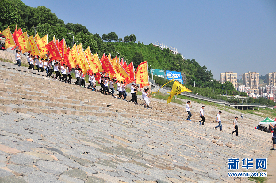 新华网航拍：屈原故里游江招魂过端午