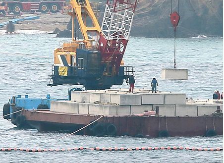 日本政府启动美军基地搬迁地边野古海上主体工程