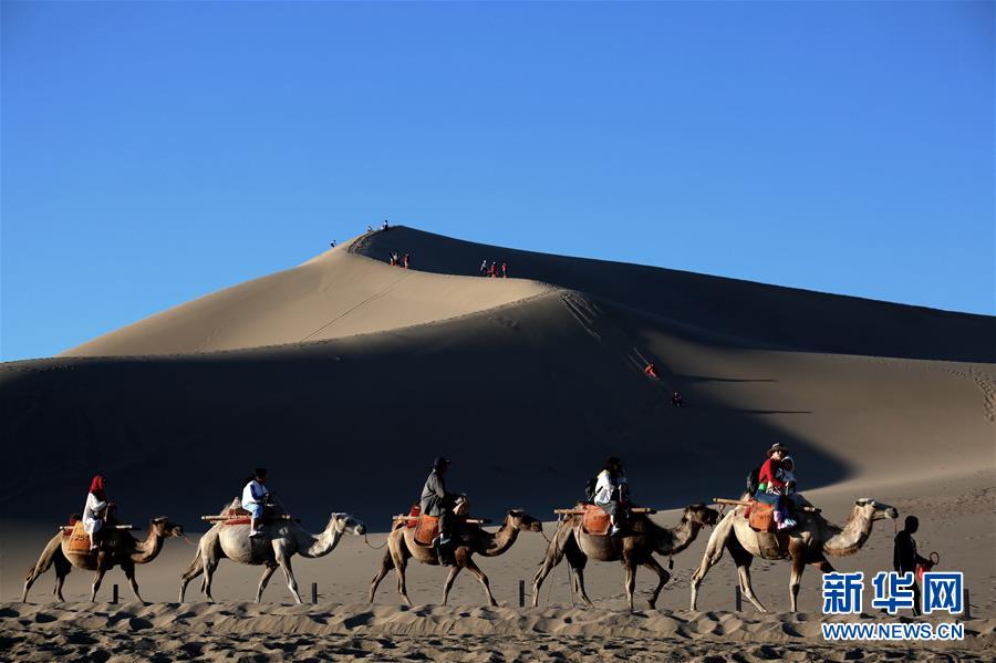 甘肃敦煌迎来旅游旺季