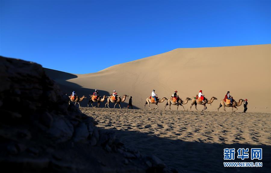 甘肃敦煌迎来旅游旺季