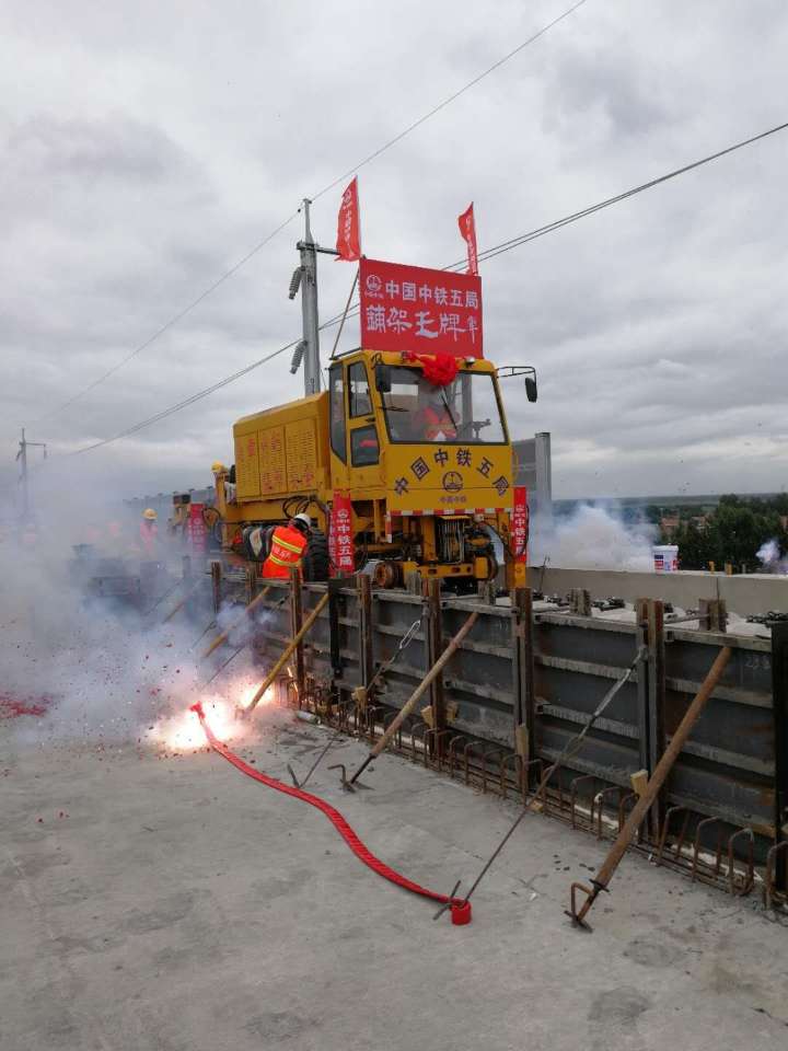 离通车更近了！济青高铁低速段开始铺轨