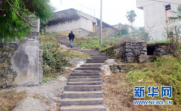 【网络媒体走转改】不像村庄像集市 彭水建栏村村民过上幸福新生活