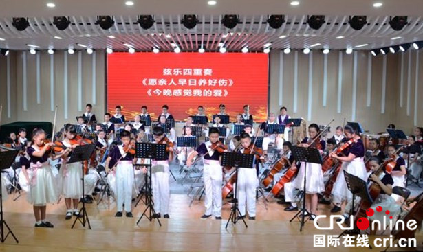 【cri看福建 图文】泉州市通政中心小学毕业班用管弦音乐会告别小学阶段