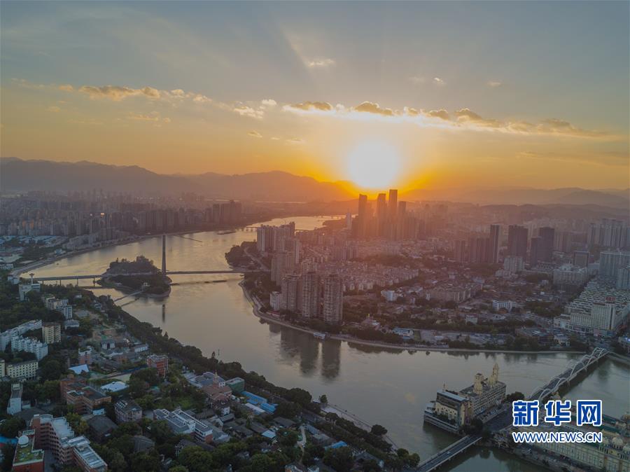 福建：台风来前晚霞美