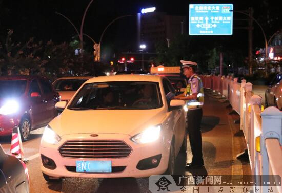 钦州交警开启不礼让斑马线“夜查模式”