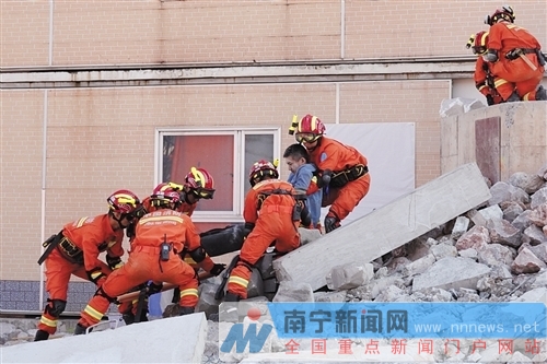 广西消防官兵救援演练 “废墟”搜救获赞