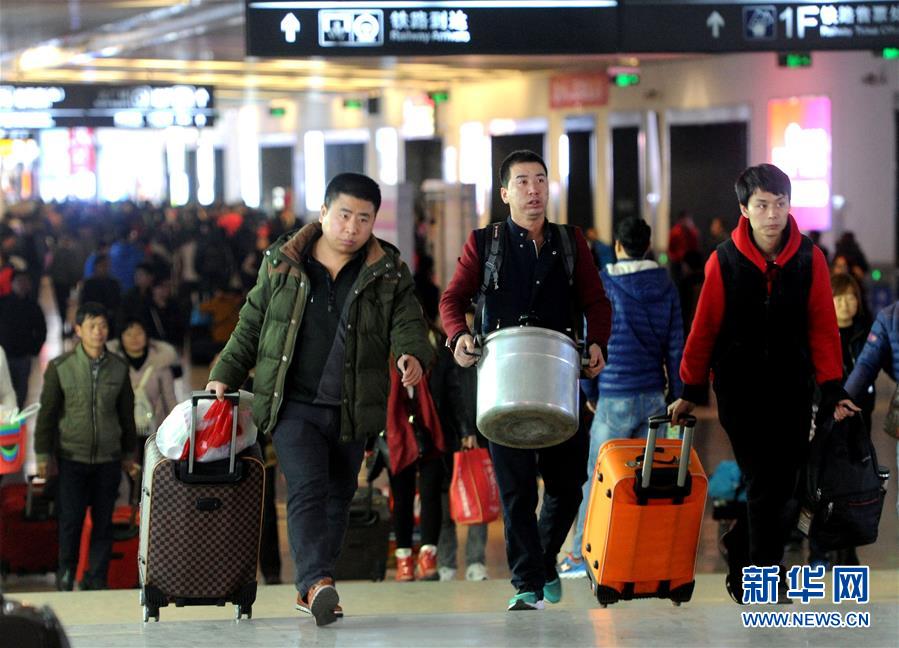 各地迎来节后第二轮铁路返程客流高峰