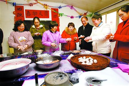 【聚焦上海】赏灯猜谜吃元宵 上海市民感受元宵年味