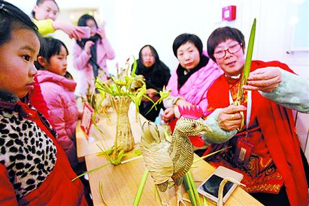 【聚焦上海】赏灯猜谜吃元宵 上海市民感受元宵年味