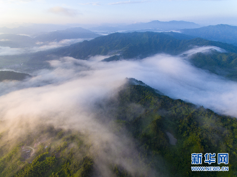 安徽：云雾结长空 障霞隐半红