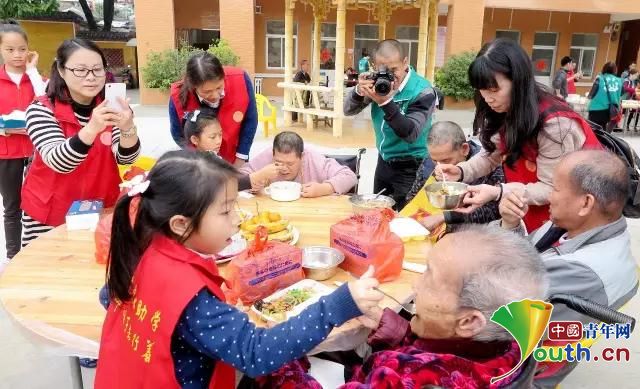 【中国梦践行者】今日励志人物： “公益达人”刘天明：17年公益路带着孩子一起行善