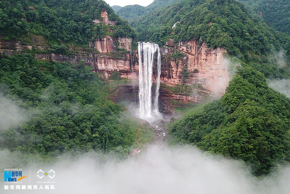 【渝情渝景】航拍重庆望乡台瀑布 拔地千丈青嶂立