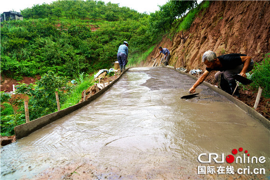 【区县联动】【万盛】重庆万盛万东镇：修产业道路 助村民致富【区县联动 列表】重庆万盛万东镇：产业道路助村民致富