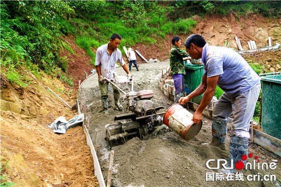 【区县联动】【万盛】重庆万盛万东镇：修产业道路 助村民致富【区县联动 列表】重庆万盛万东镇：产业道路助村民致富