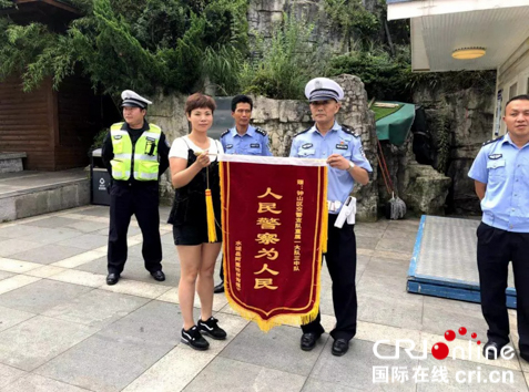 贵州六盘水交警开辟绿色通道抢救被电击男子