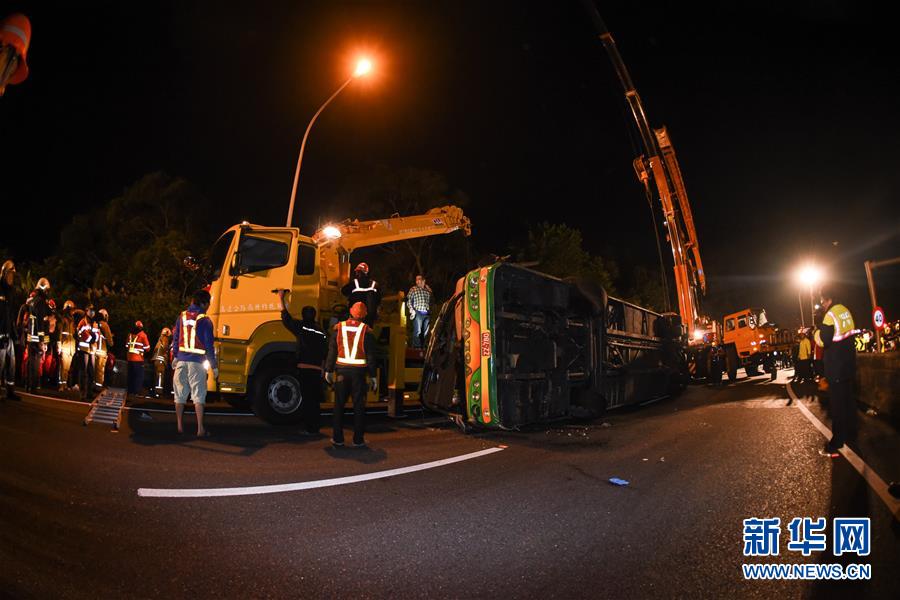 台湾游览车翻车事故已致33人死亡