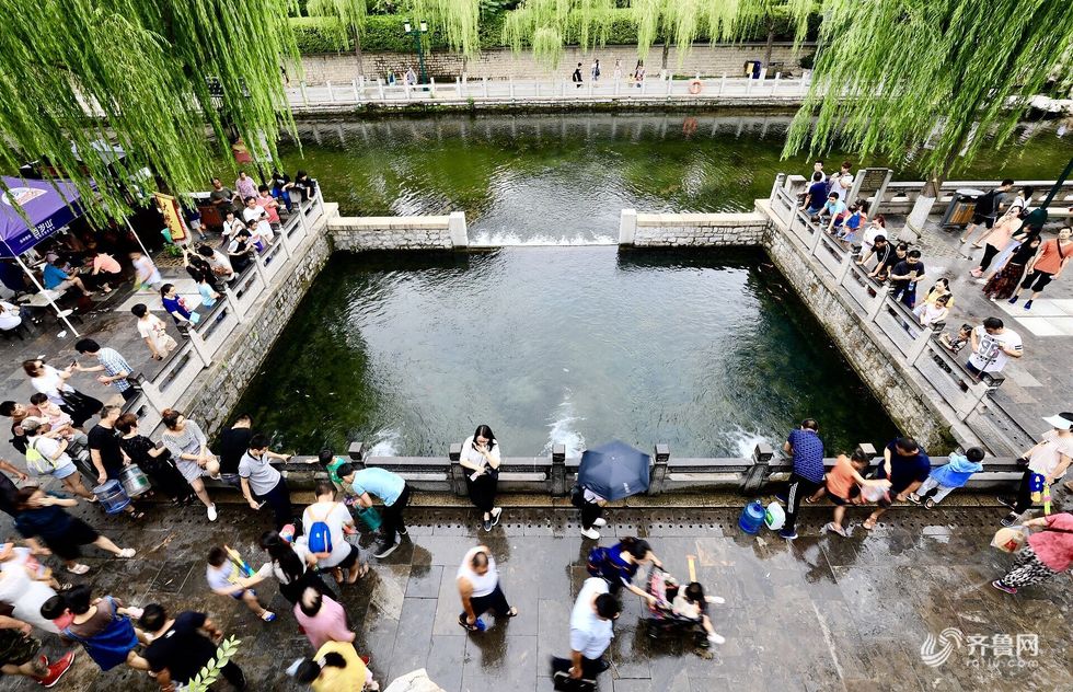 济南迎来高温天气 孩子扎堆泉水直饮点觅凉消暑