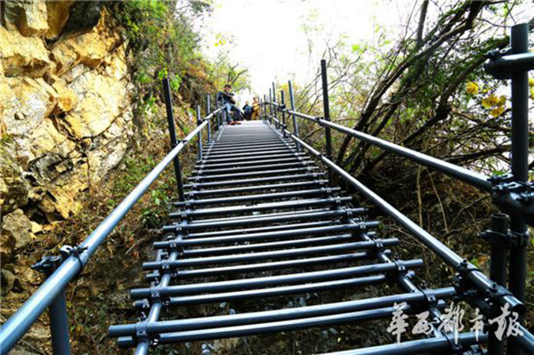 四川凉山“悬崖村”藤梯变钢梯，险道将成旅游风景