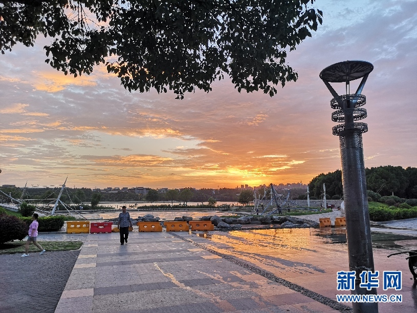 安徽： 长空气旋伴夕潮 台风云层通九霄