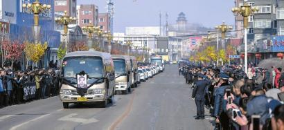 吉林警察抓嫌犯身中21刀牺牲 数千民众上街送别