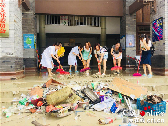 【区县联动】【铜梁】重庆铜梁安居镇：两千余名干部职工志愿者助力灾后恢复【区县联动 列表】铜梁安居镇：干部职工志愿者助灾后恢复