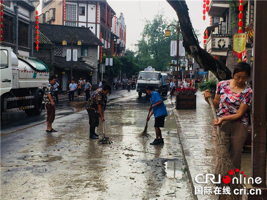 【区县联动】【铜梁】重庆铜梁安居镇：两千余名干部职工志愿者助力灾后恢复【区县联动 列表】铜梁安居镇：干部职工志愿者助灾后恢复