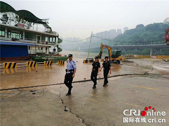 已过审【法治安全】重庆渝中警方坚守各隐患点做好防汛抗汛工作【内容页标题】洪峰过境 重庆渝中警方坚守各隐患点做好防汛抗汛工作