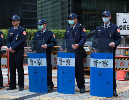 台湾“八百壮士”绕行“立法院” 高喊蔡英文下台