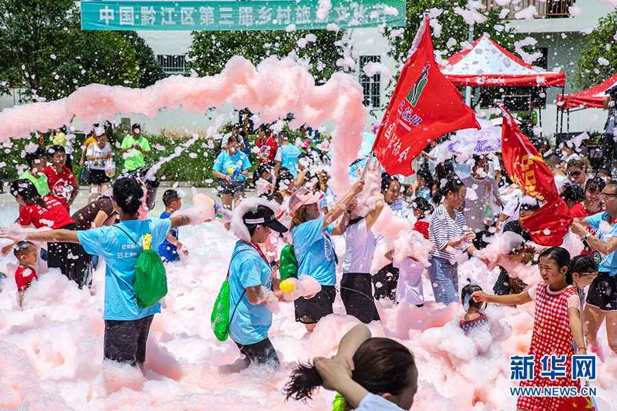 把奇幻带进大山 重庆黔江奇幻泡泡秀营造欢乐夏日