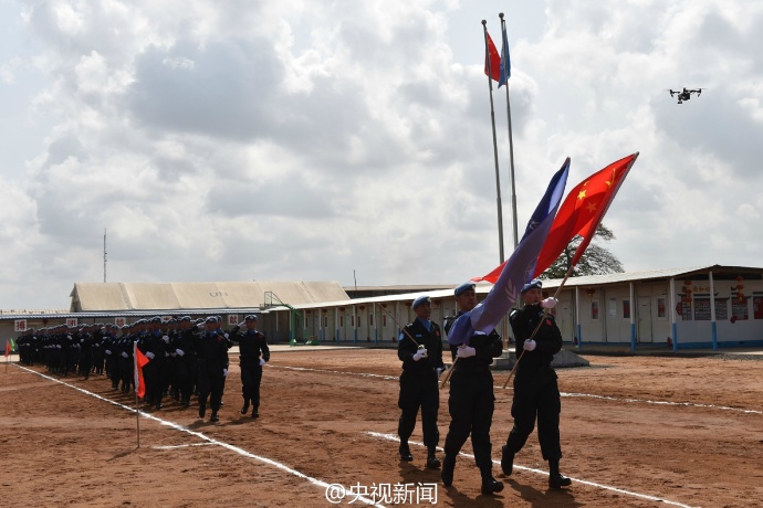 联合国授予中国第四支赴利比里亚维和警察防暴队和平勋章(组图)