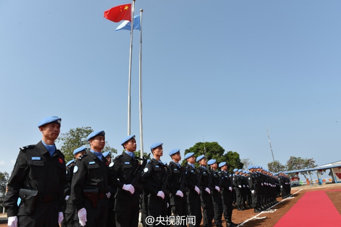 联合国授予中国第四支赴利比里亚维和警察防暴队和平勋章(组图)