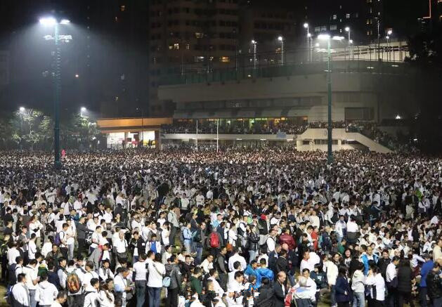 香港近4万警民集会 声援因“袭击占中者”被判入狱警察